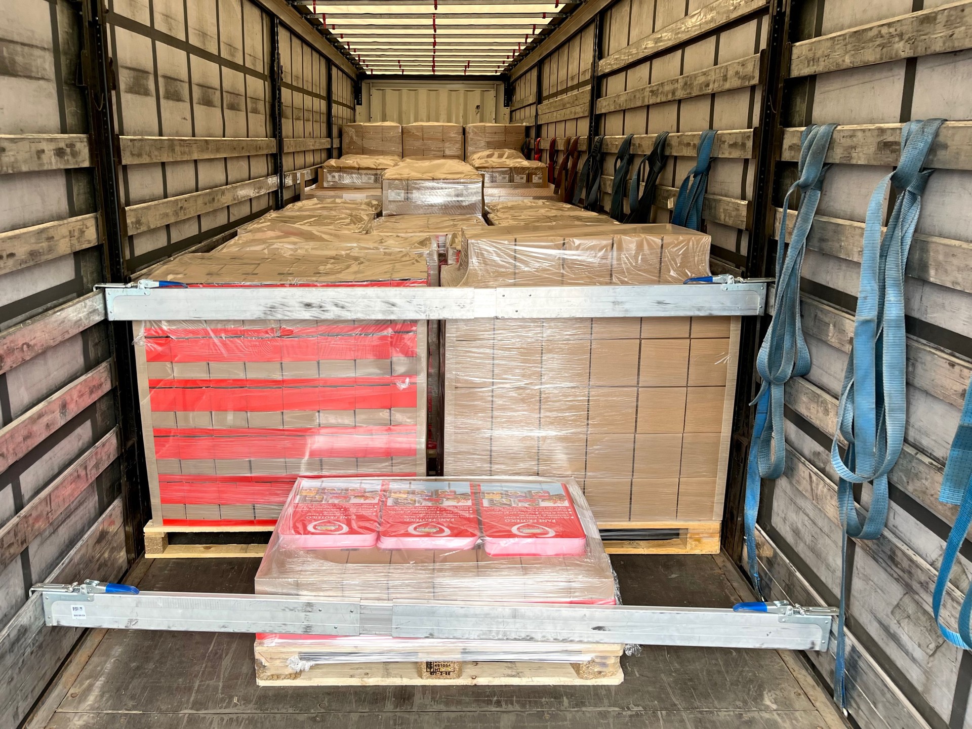 Transportation of cardboard and wooden cargo in a semi-trailer truck